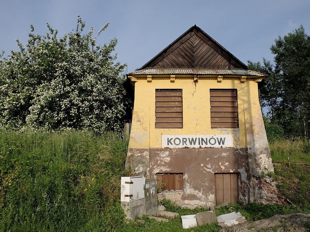 Stary budynek kolejowy przy stacji Korwinów