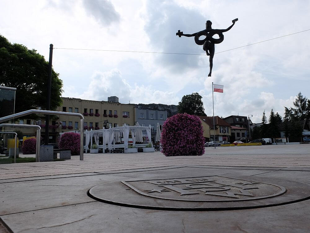 Balansująca rzeźba "W nieskończoność" Jerzego Kędziory na rynku w Olsztynie