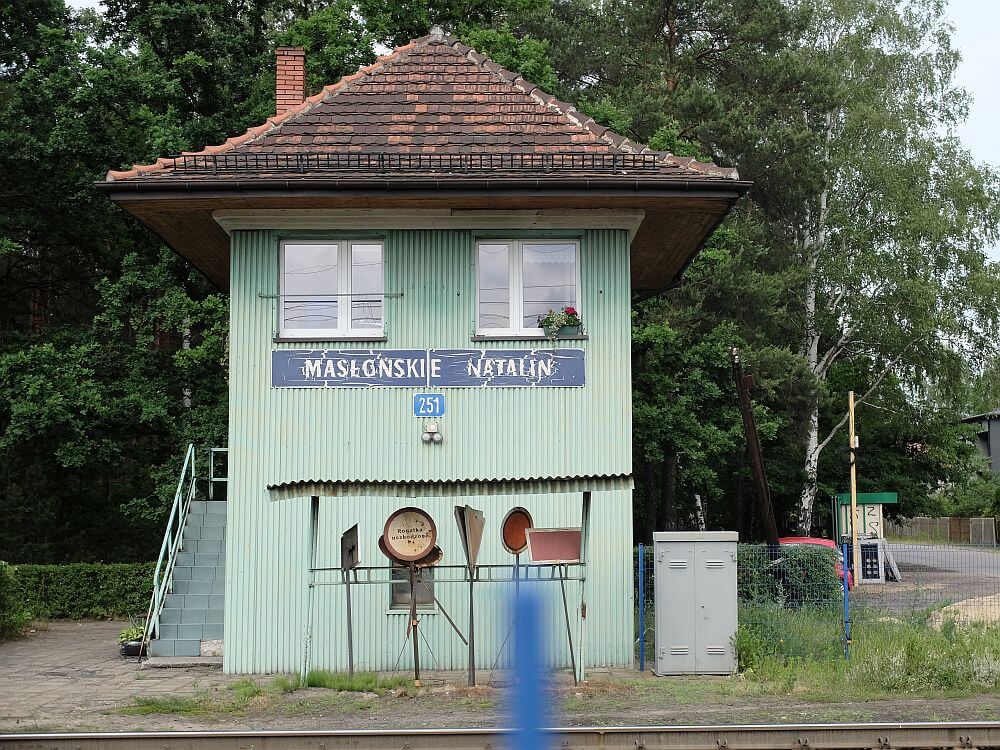 Stary budynek kolejowy przy stacji Masłońskie Natalin
